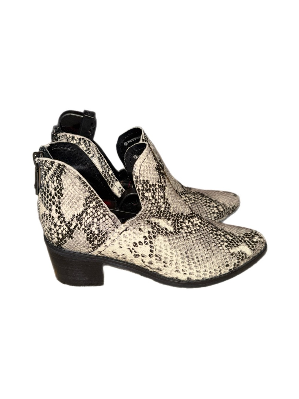 Blondo Eliza waterproof Snake-Print Cutout Ankle Boots - Black & White size 7.5
